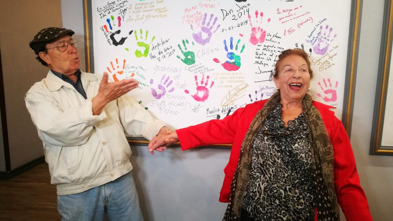 La Cañeta y su marido, el también cantaor José Salazar, han plasmado las huellas de sus manos en el Teatro Cervantes.
