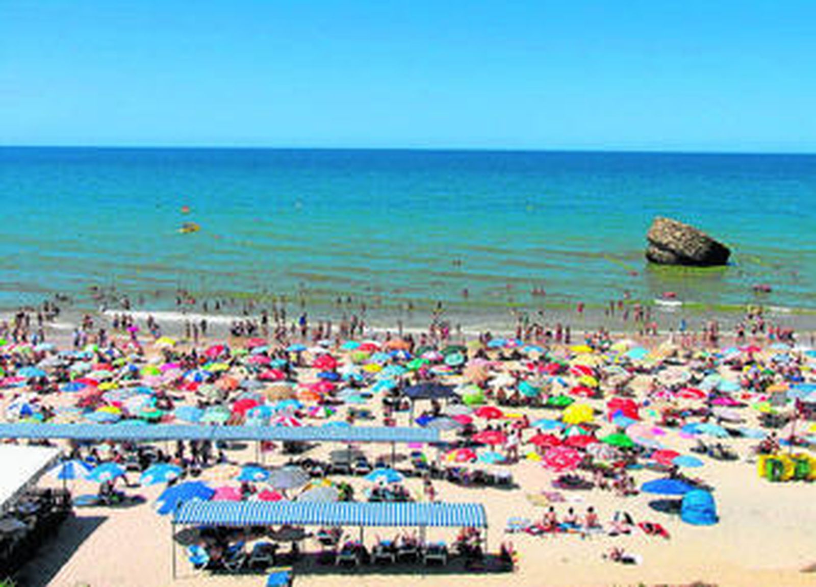 La playa almonteña de Matalascañas con la Peña al fondo.