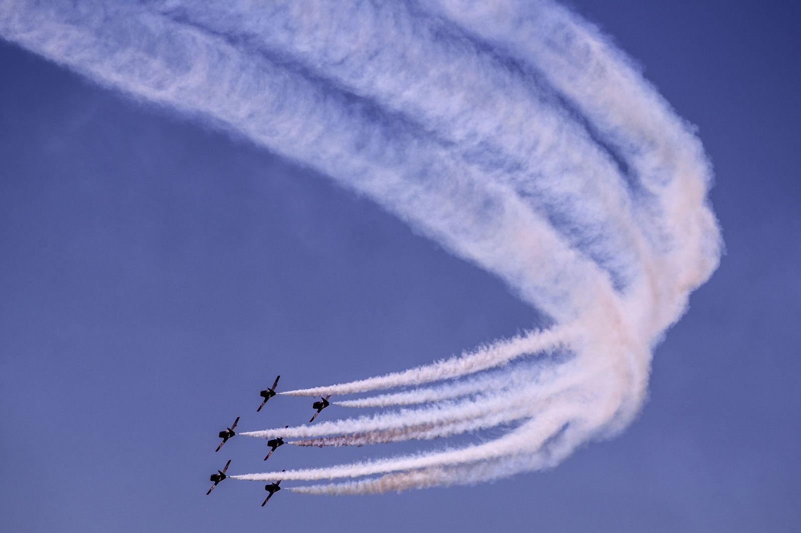 La Patrulla Águila del Ejército se exhibe en el cielo de Málaga.