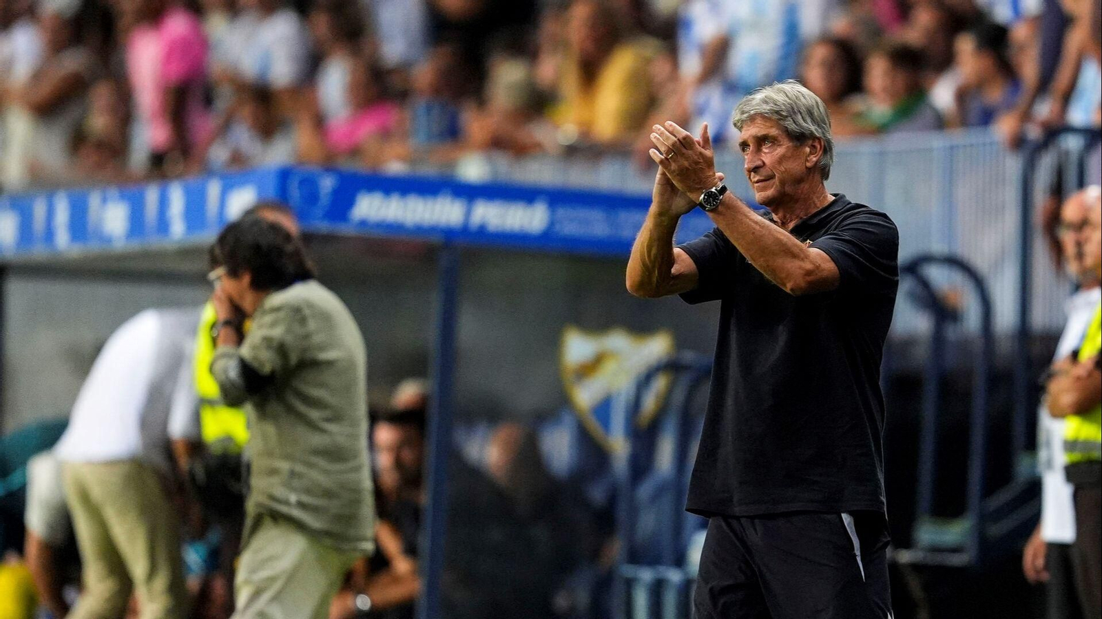 Manuel Pellegrini aplaude a la afición del Málaga en La Rosaleda