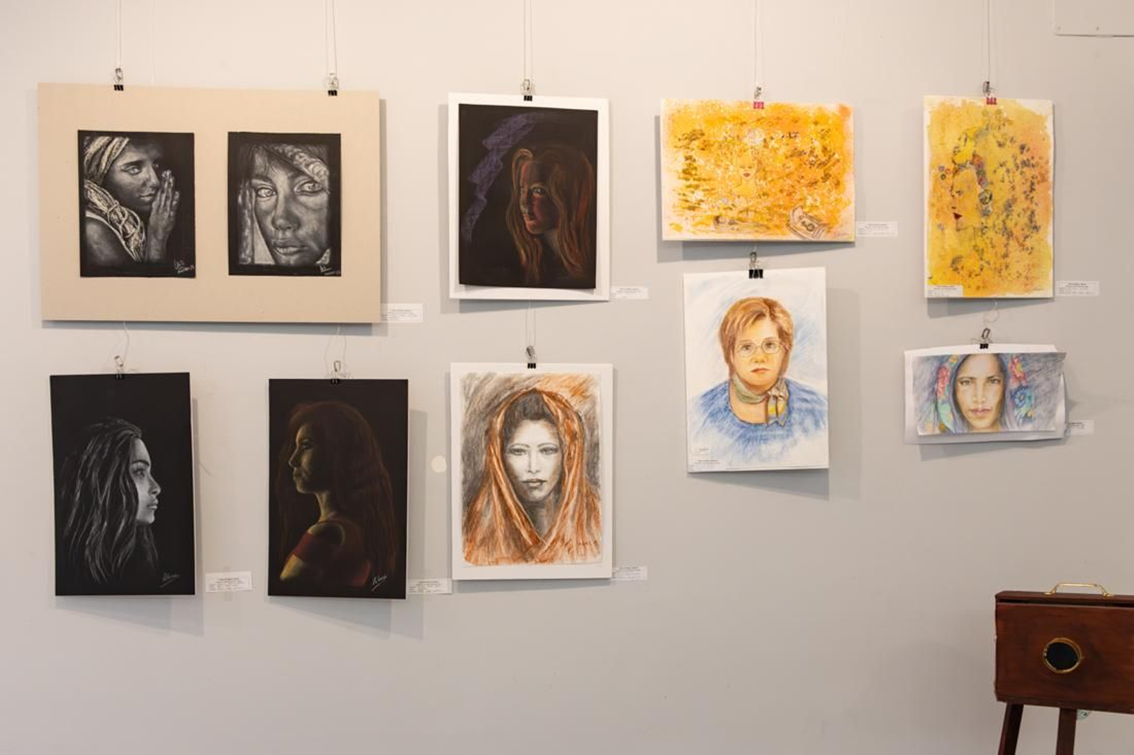 Carmen Moreno es la monitora al cargo de estos grupos que utilizan varias técnicas pictóricas. Los trabajos de pintura y fotografía de la Universidad Popular se exponen en la Sabetay