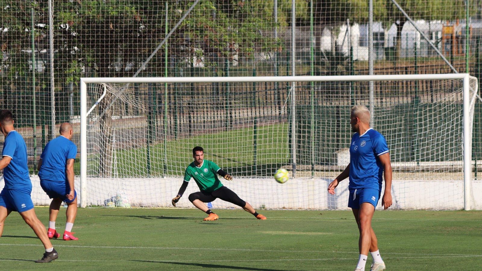 Héctor Pizana intenta detener un lanzamiento de Antonio Sánchez.
