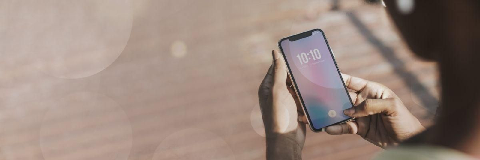 Una mujer mira un 'smarthphone'