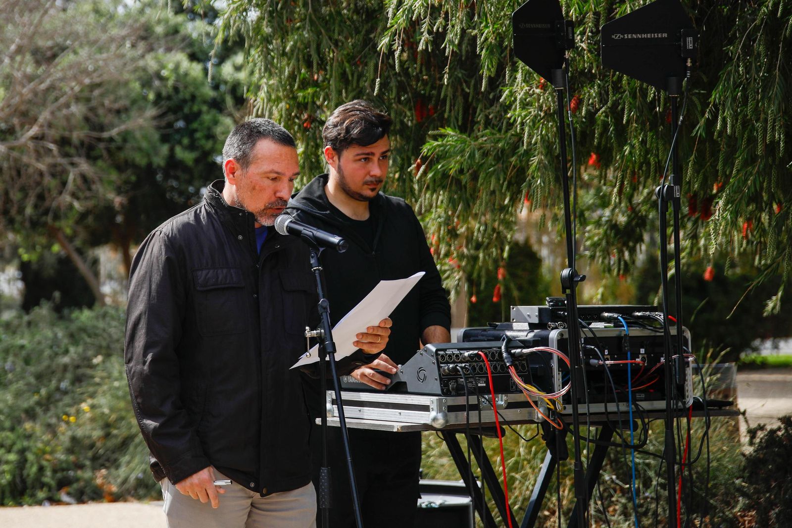 Las imágenes de la plantación de un olivo y el entierro de una cápsula del tiempo