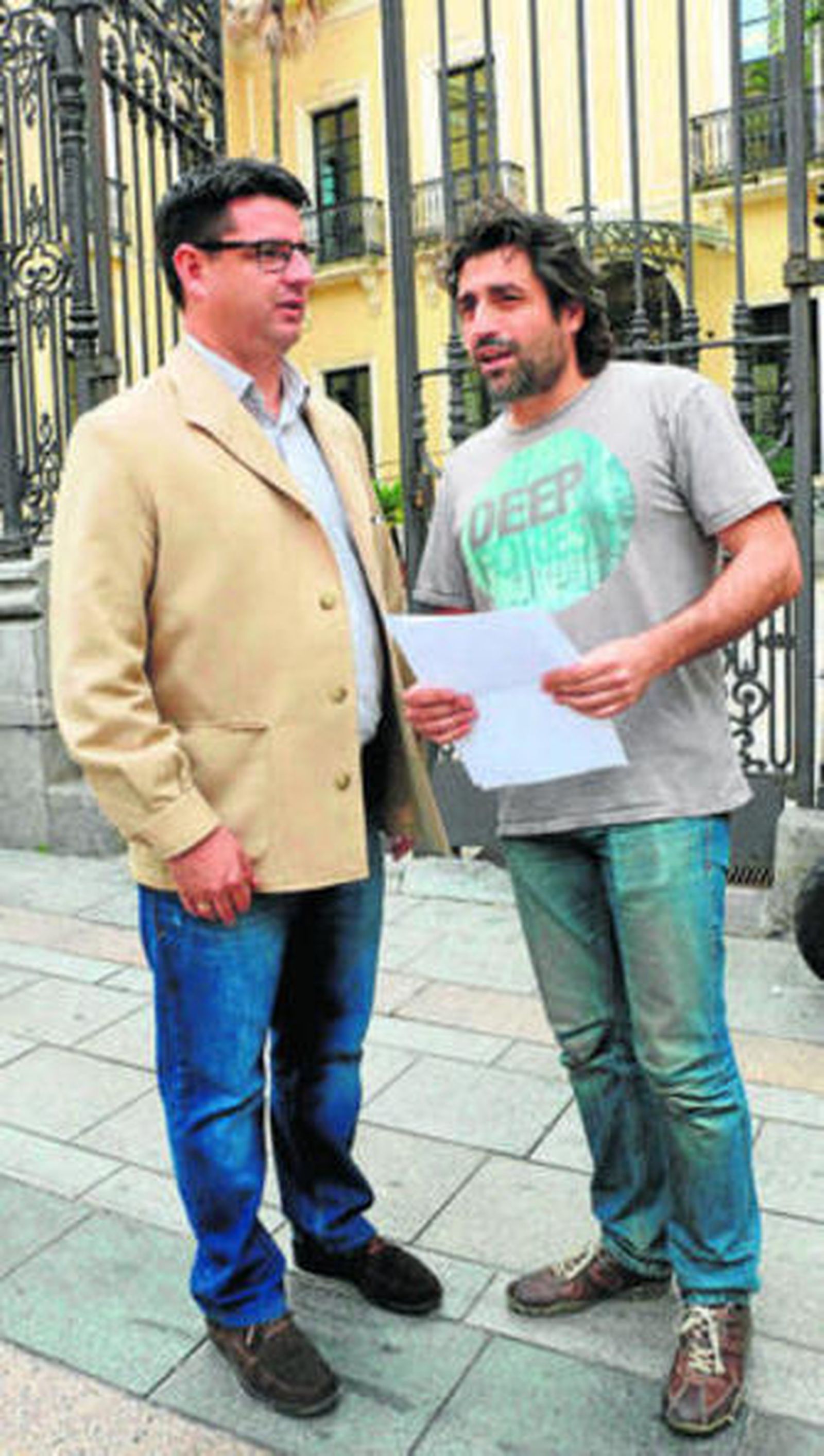 Rafael del Castillo, con el primer teniente de alcalde, Pedro García.