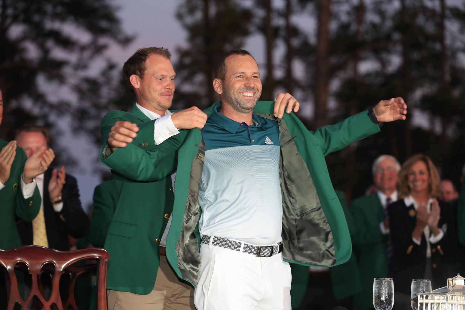 Willett pone la chaqueta verde de Augusta a Sergio García.