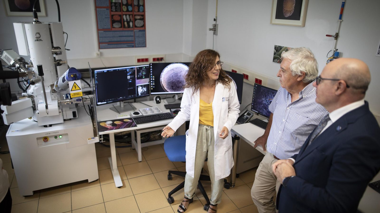 Acto de inauguración del nuevo microscopio electrónico de barrido de ultra-alta resolución de la UGR presidido por el rector, Pedro Mercado.