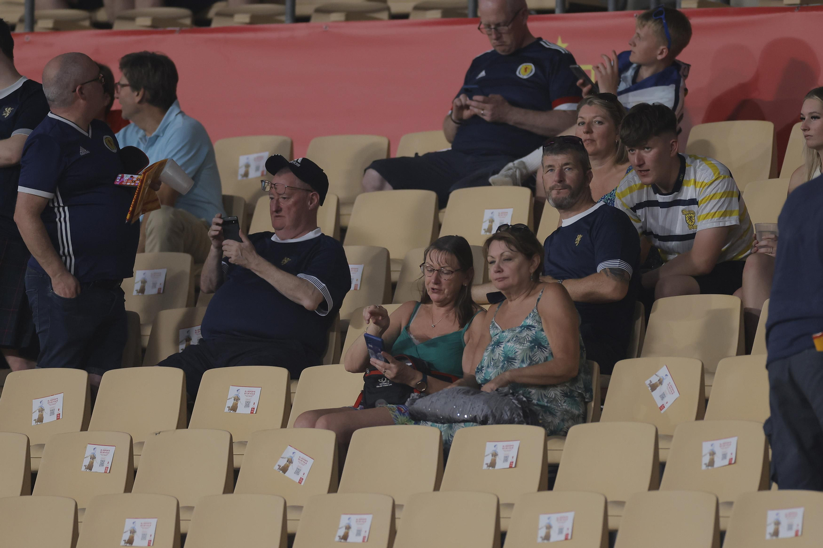 Búscate en las fotos del España-Escocia