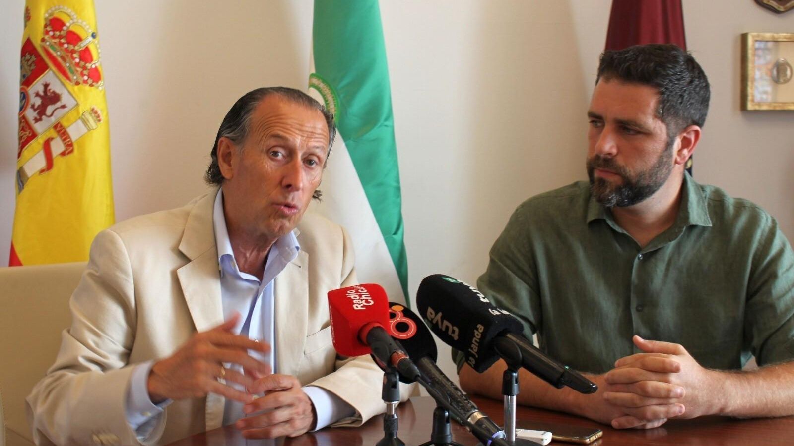 El alcalde, José María Román (PSOE), y el teniente de alcalde, Roberto Palmero (IU), en una rueda de prensa reciente.
