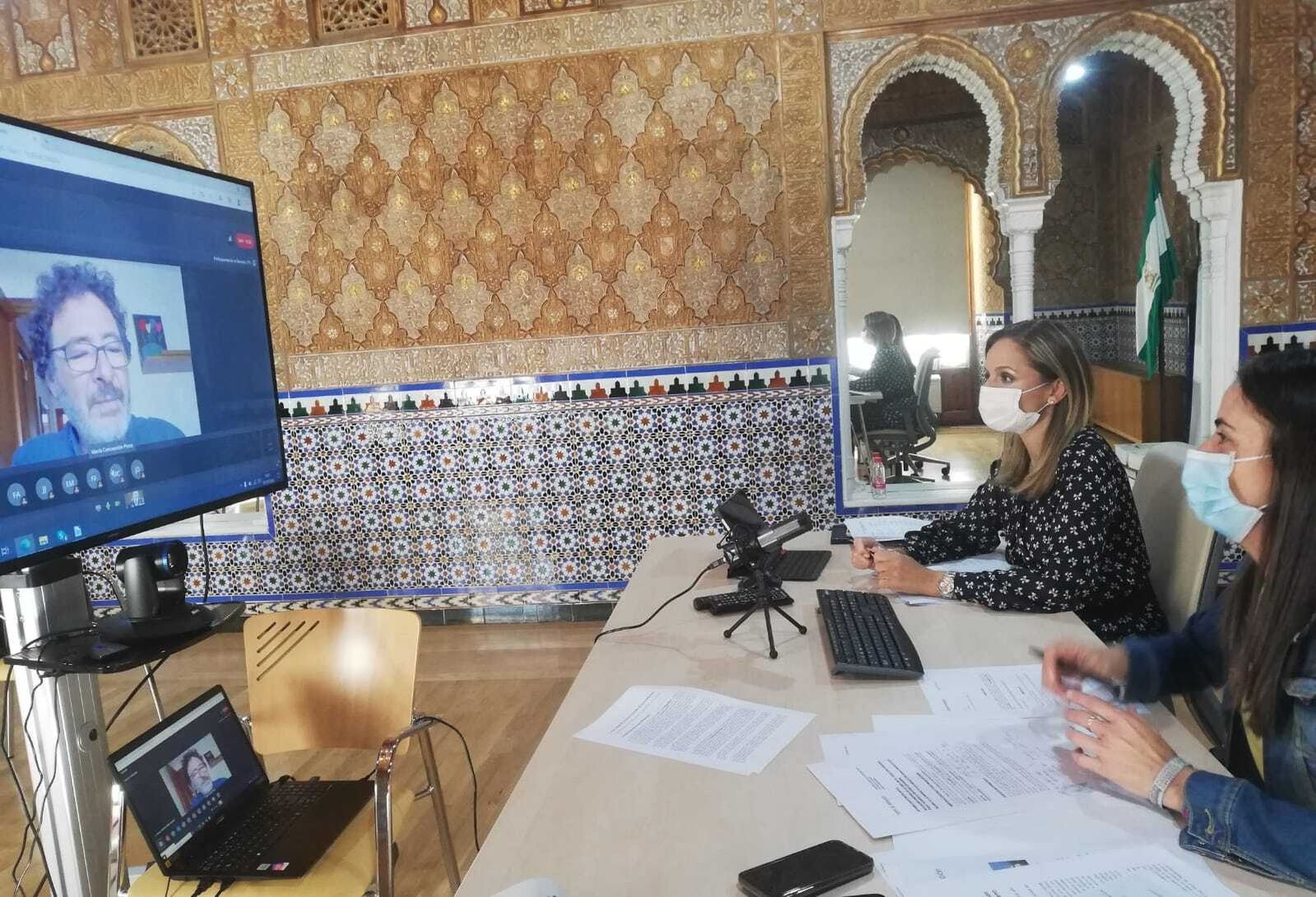 La delegada del Gobierno de la Junta en Almería, Maribel Sánchez, y la Delegada de Agricultura, Ganadería, Pesca y Desarrollo Sostenible, Aránzazu Martín, presiden la reunión del Comité Asesor del Infoca en el que se ha analizado la campaña de alto riesgo de incendios forestales