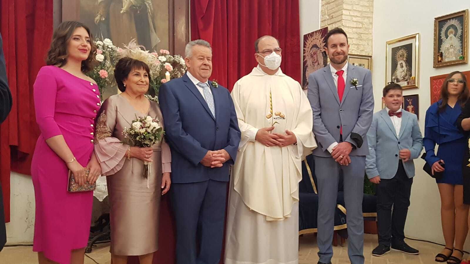 El párroco Antonio Durán, ofició la ceremonia, que tuvo un carácter distendido y alegre.