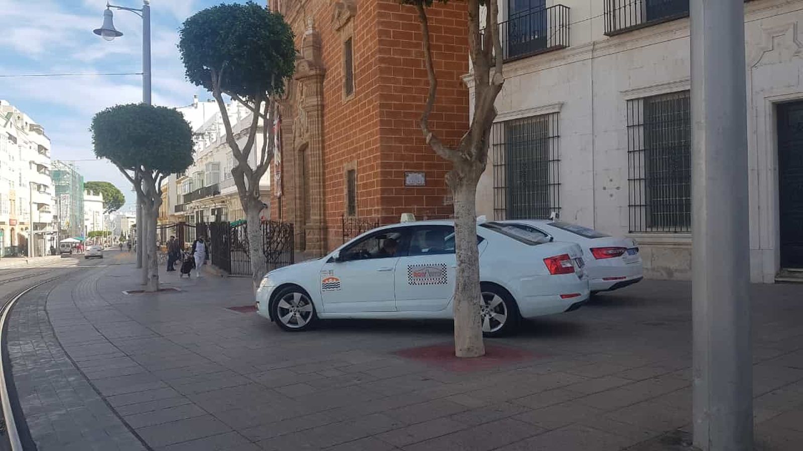 Dos taxis, en la parada de la Iglesia Mayor.