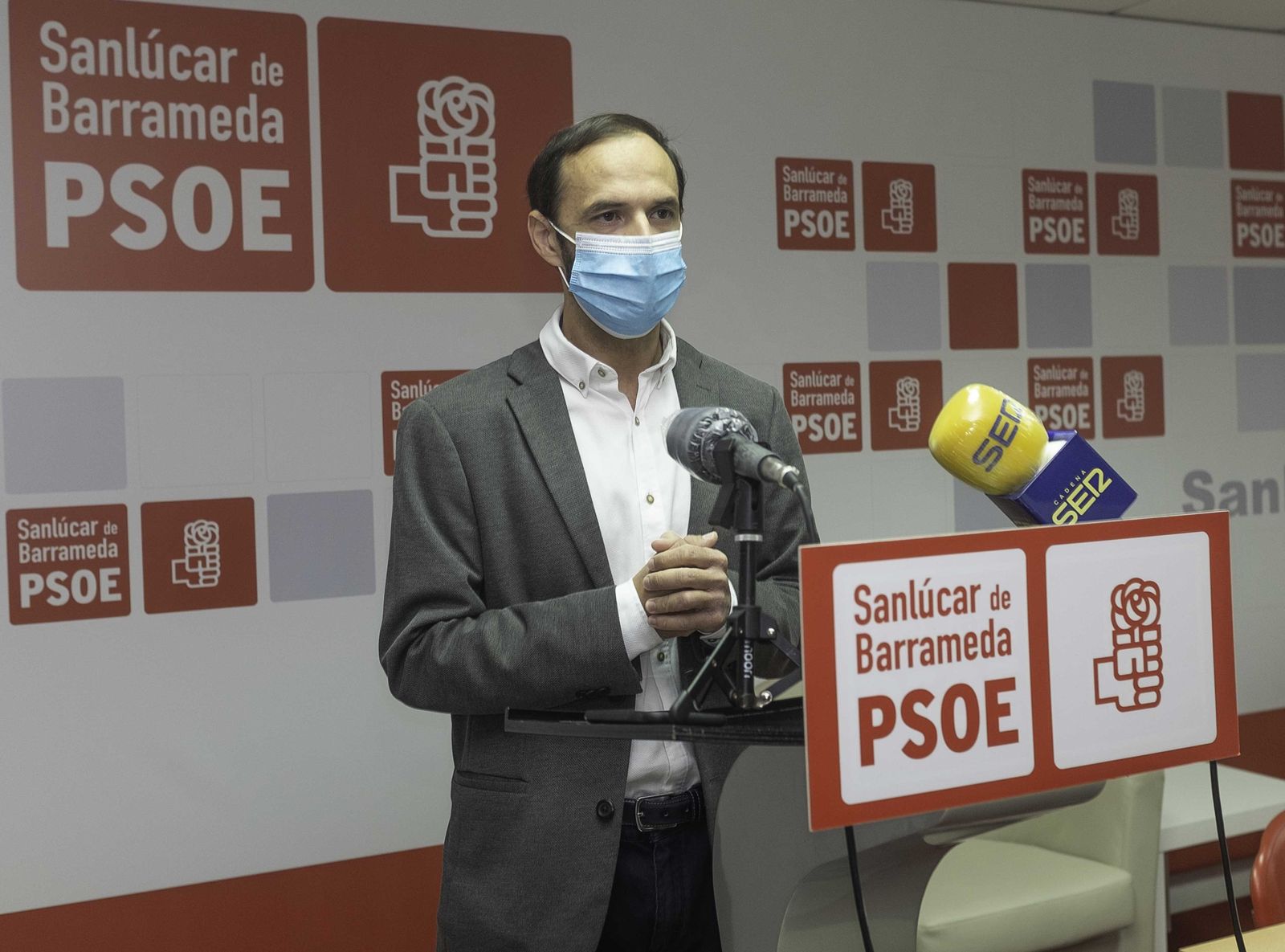 El alcalde de Sanlúcar, Víctor Mora, en una comparecencia pública como secretario local del PSOE.