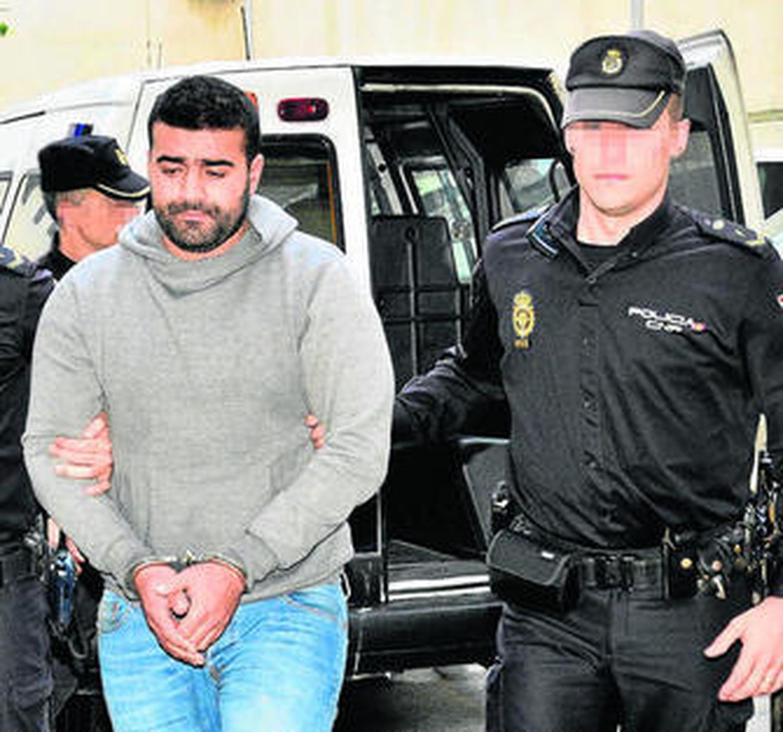 El acusado de captar a menores para el EI al llegar ayer a los juzgados de Palma.