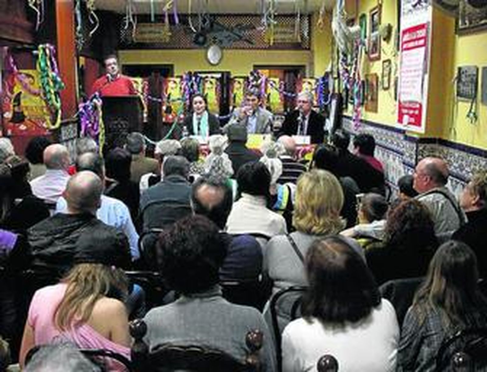 Un grupo de jóvenes celebra una 'botellona' en la fiesta de la Primavera.