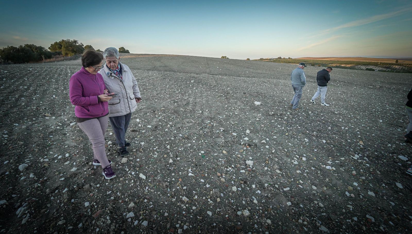 Imágenes de los vecinos de Mesas de Asta en los terrenos de Asta Regia