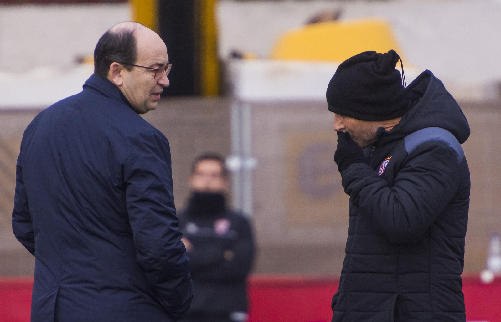 José Castro conversa con Sampaoli durante un entrenamiento en la ciudad deportiva.