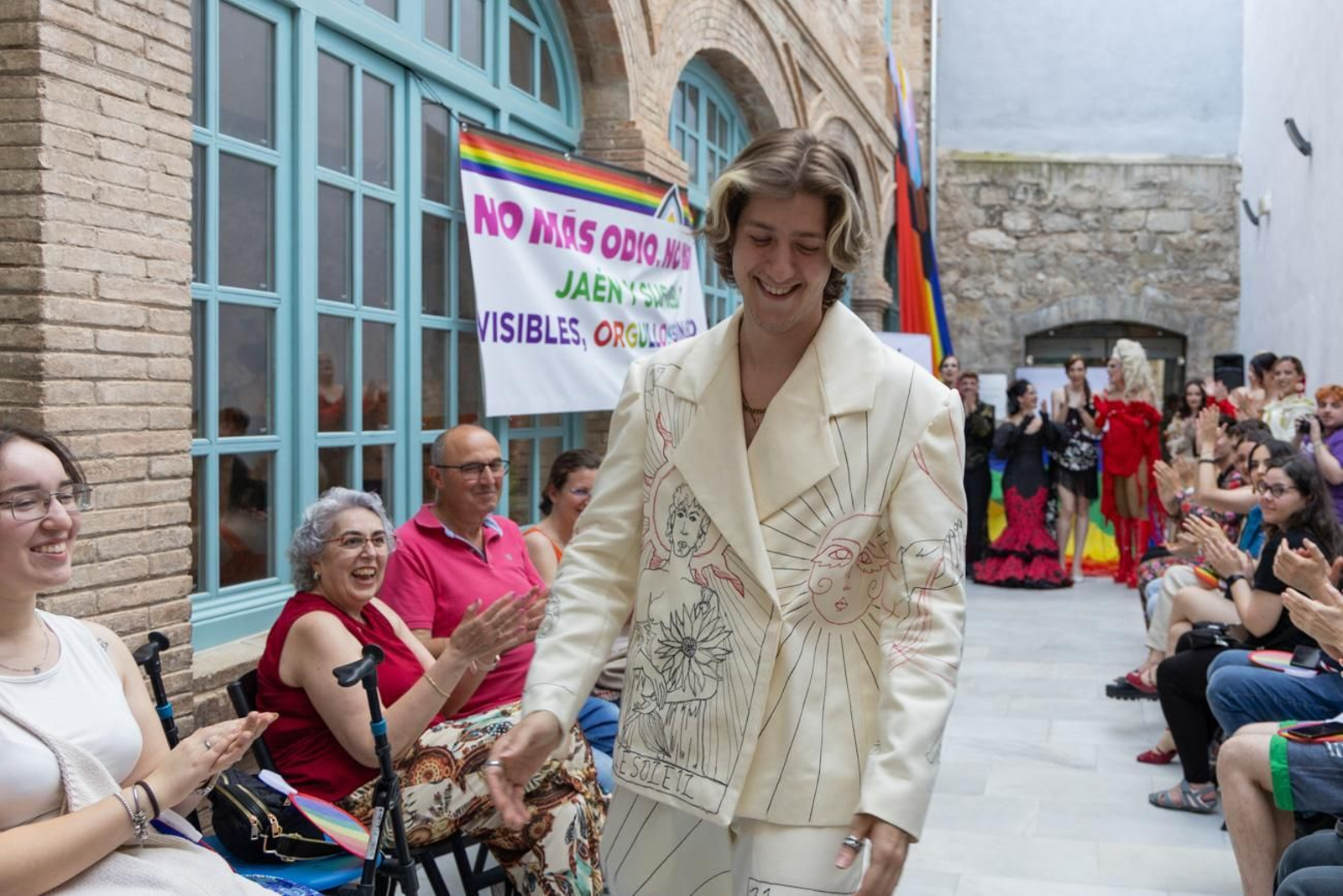 Alberto Batres, el diseñador jiennense presenta sus creaciones en el evento en el que se aborda cómo performar el género a través de la moda