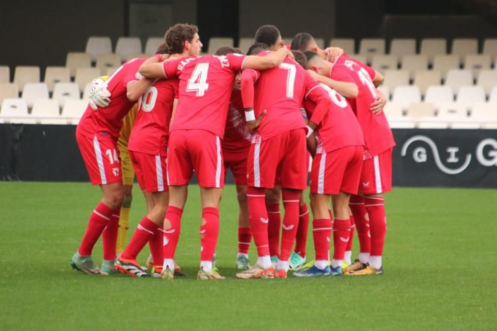Corro del Sevilla Atlético antes del partido con el Racing Cartagena.