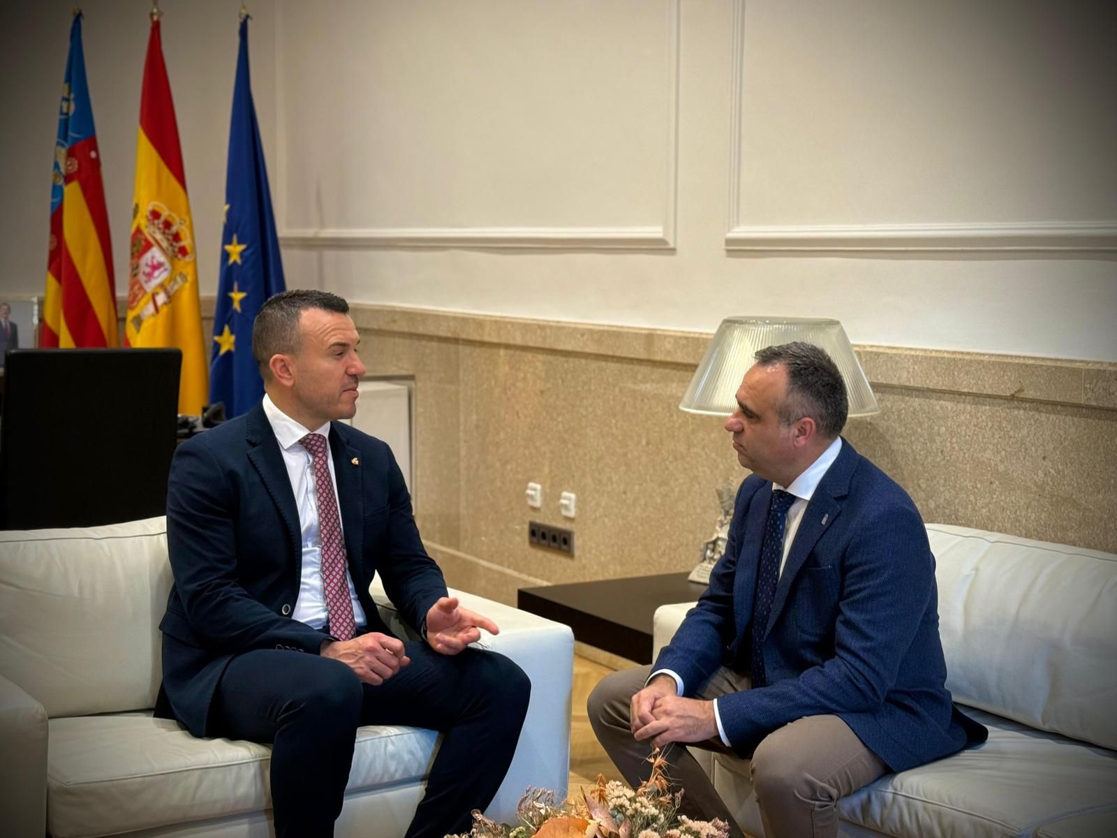 Francis Rodríguez (dcha) charla con su homólogo valenciano, Vicente Mompó