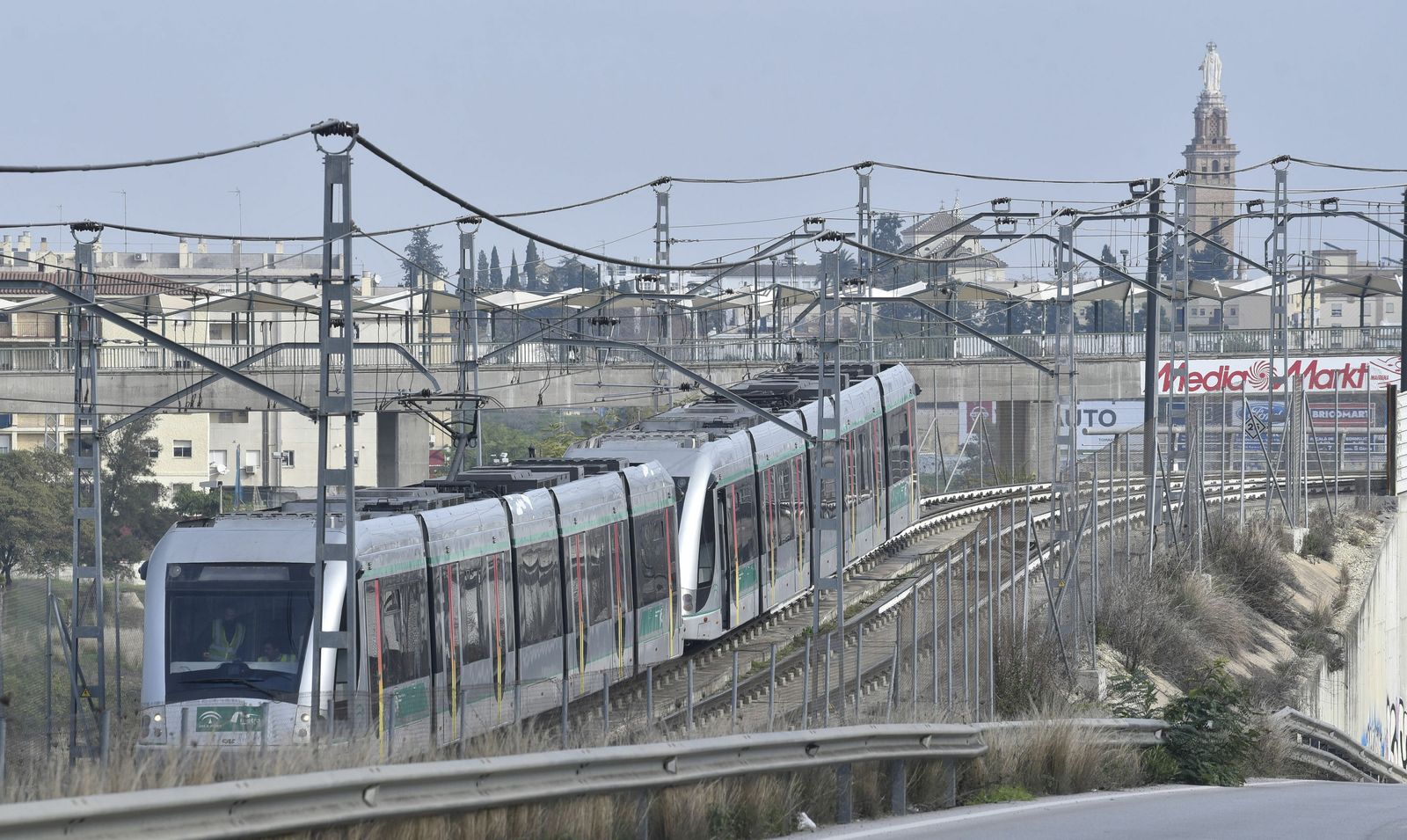 El Metro de Sevilla por el tramo del Aljarafe.