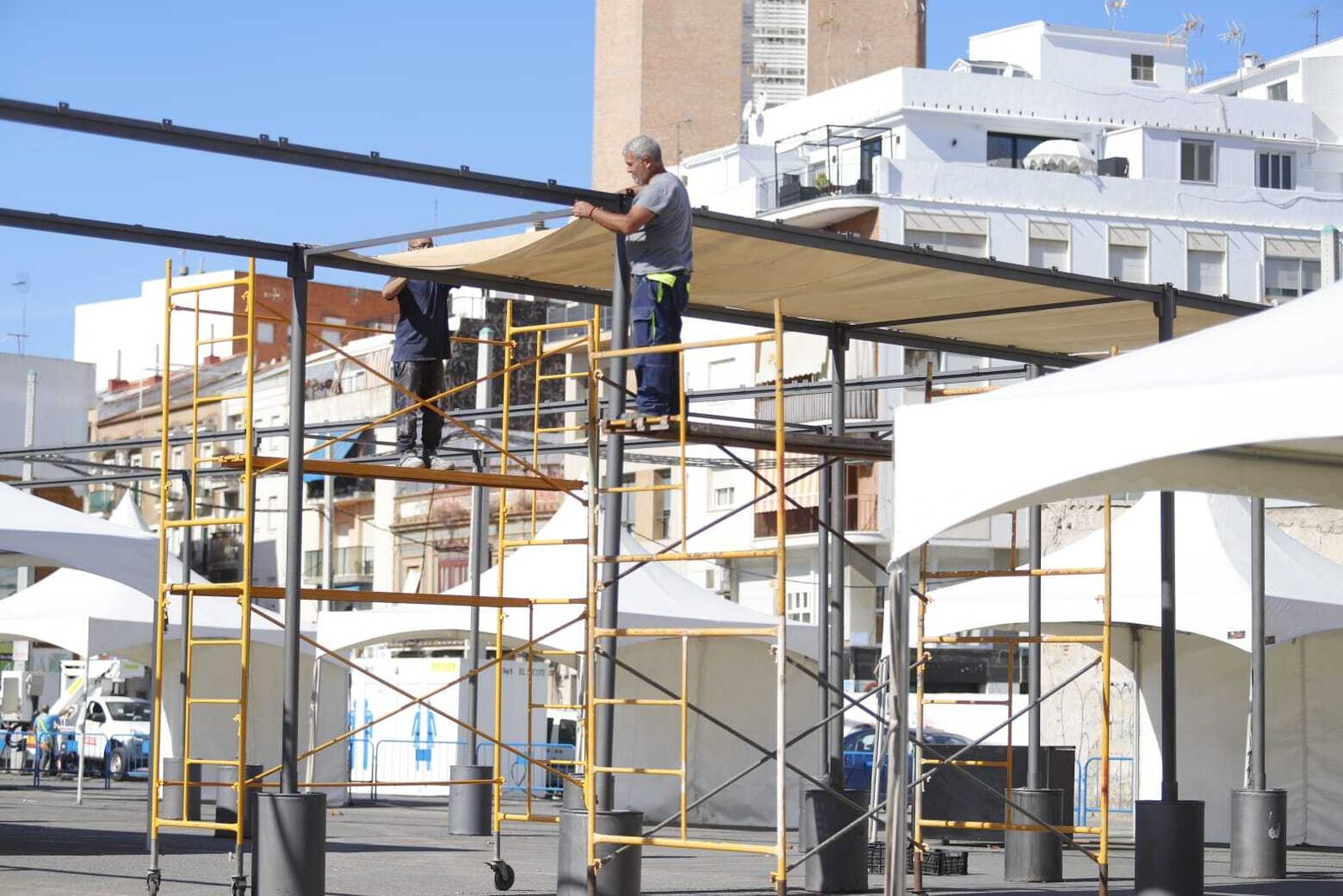Se está realizando el montaje de toldos para combatir las altas temperaturas.