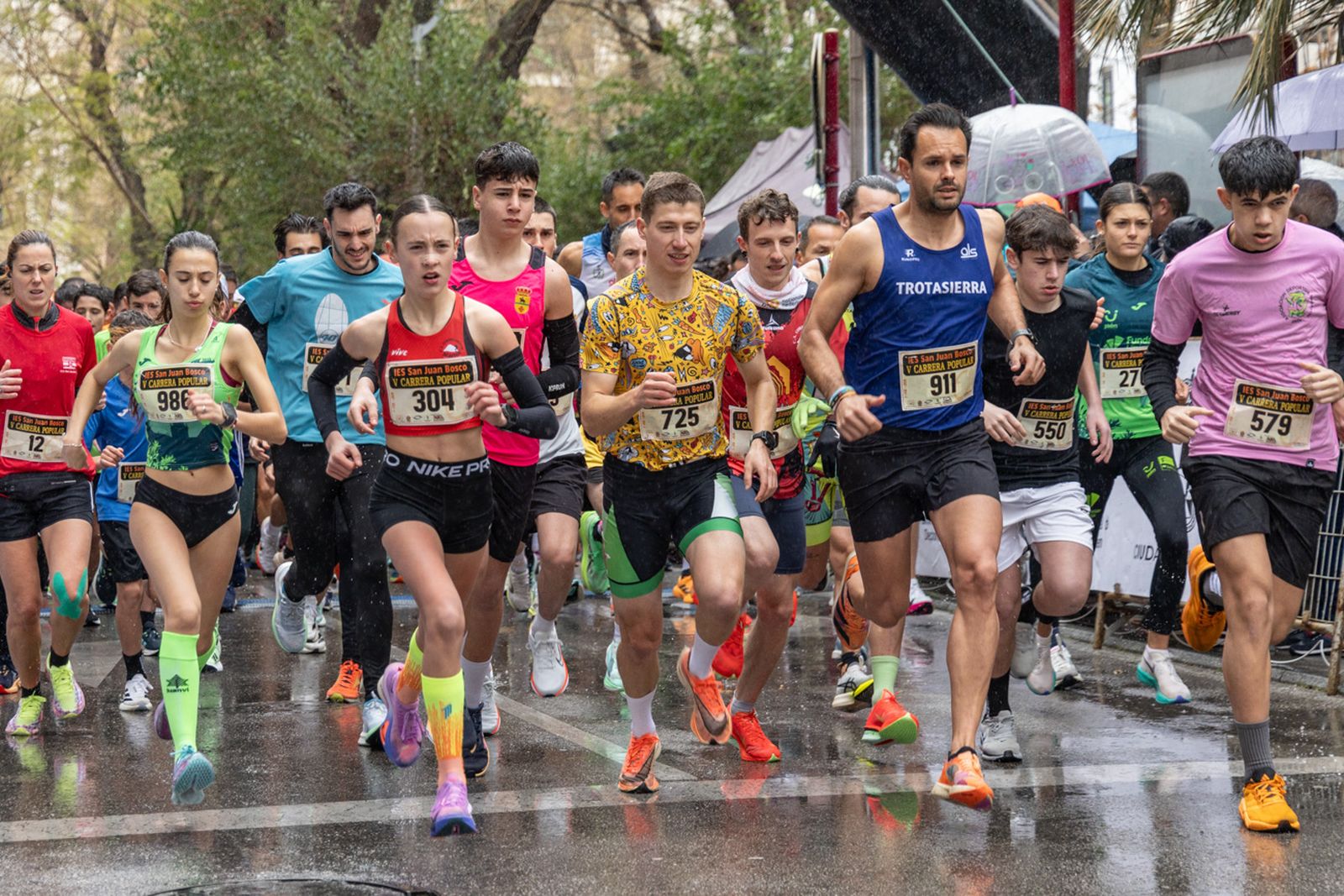 En imágenes: la lluvia no frena a más de un millar de corredores en la V Carrera Popular del IES San Juan Bosco (1)