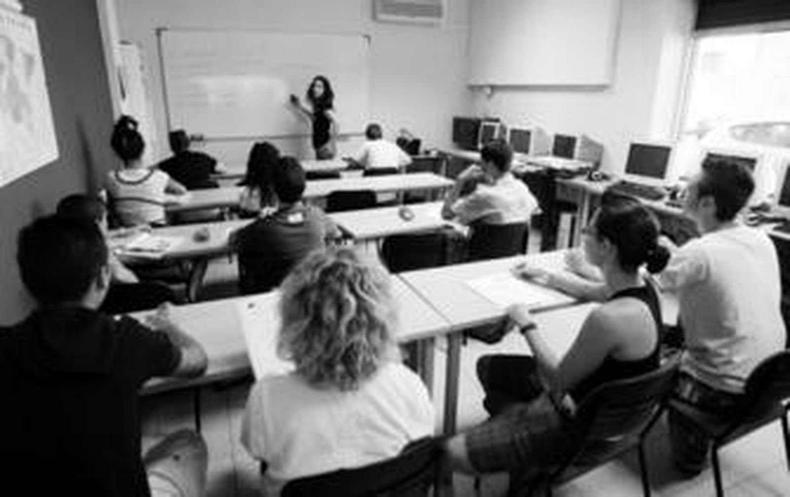 Un grupo de alumnos asiste a clases de recuperación en la Academia Teba.