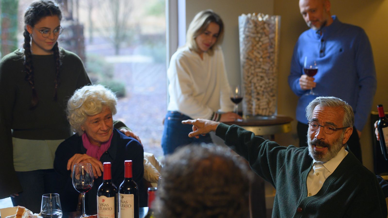 Secuencia en la actualidad, con los ancianos Merche y Antonio.