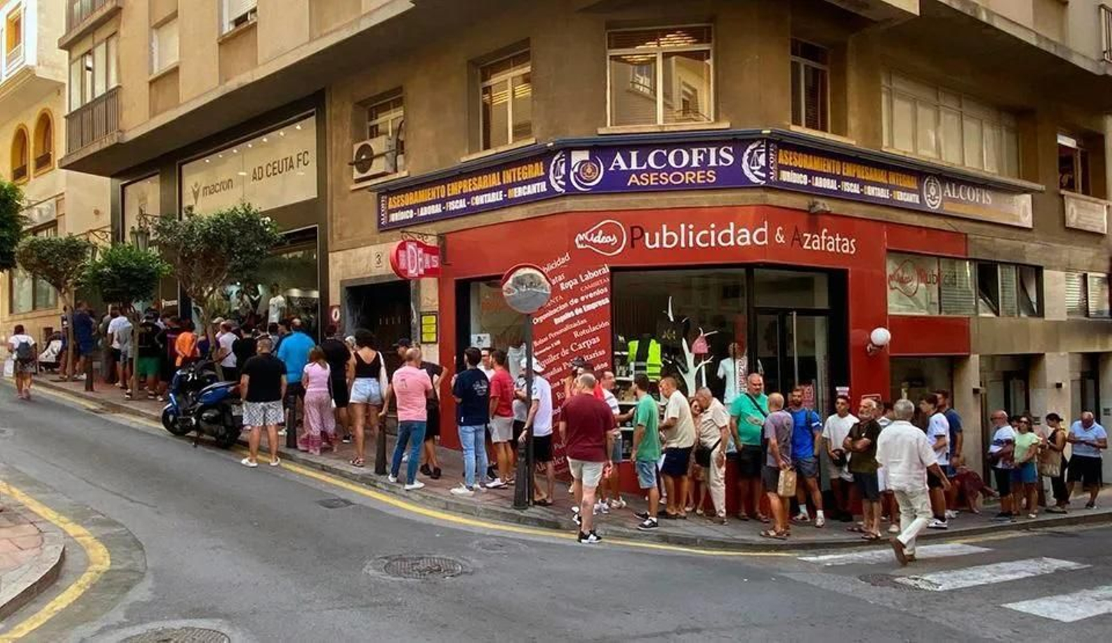 Acumulación de aficionados de Ceuta, a primera hora ante la tienda oficial.