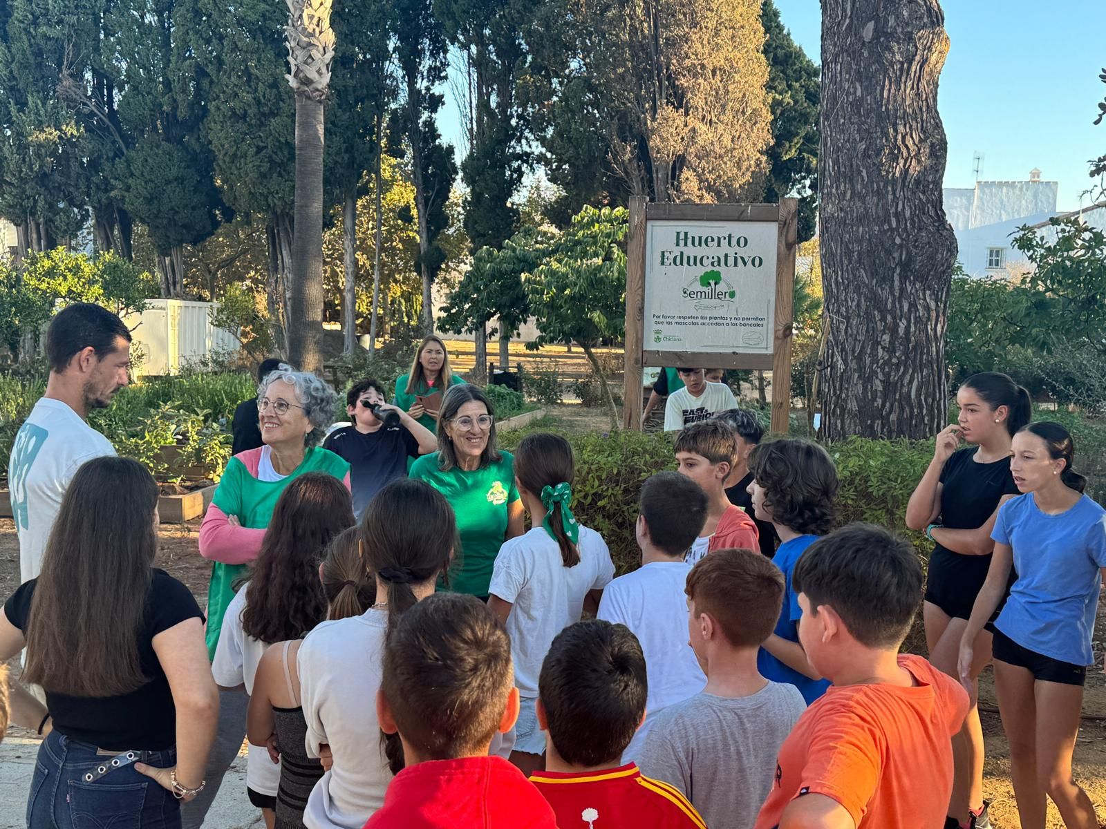 Participantes en la actividad ‘Huerto ecológico educativo’.