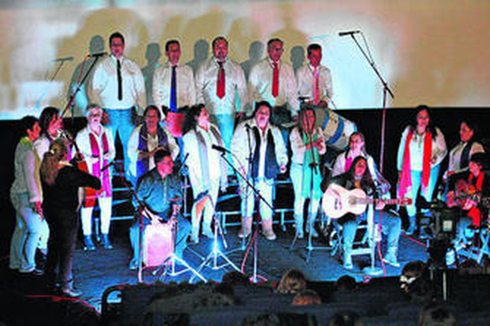 1. El Coro Santo Cristo del Mar, ganador del concurso. 2. Actuación del Santa Ángela de la Cruz. 3. Manuel Remesal entrega el premio al mejor villancico inédito a Rosa María Reyes. 4. Coro de la Hermandad de la Santa Cruz de Punta Umbría.  5. Coro de Pensionistas del Lazareto. 6. Jurado del certamen. 7. La joven solista del coro ganador durante su actuación.             8. Músicos del Santa Ángela de la Cruz. 9. Público asistente a la gala.        10. Miguel Ángel Rodríguez recibe el primer premio de manos de Joaquín Collado, director del centro comercial Aqualon.