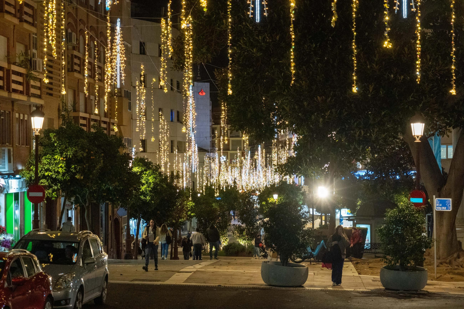 Imágenes de la ciudad de Huelva iluminada por las luces de Navidad