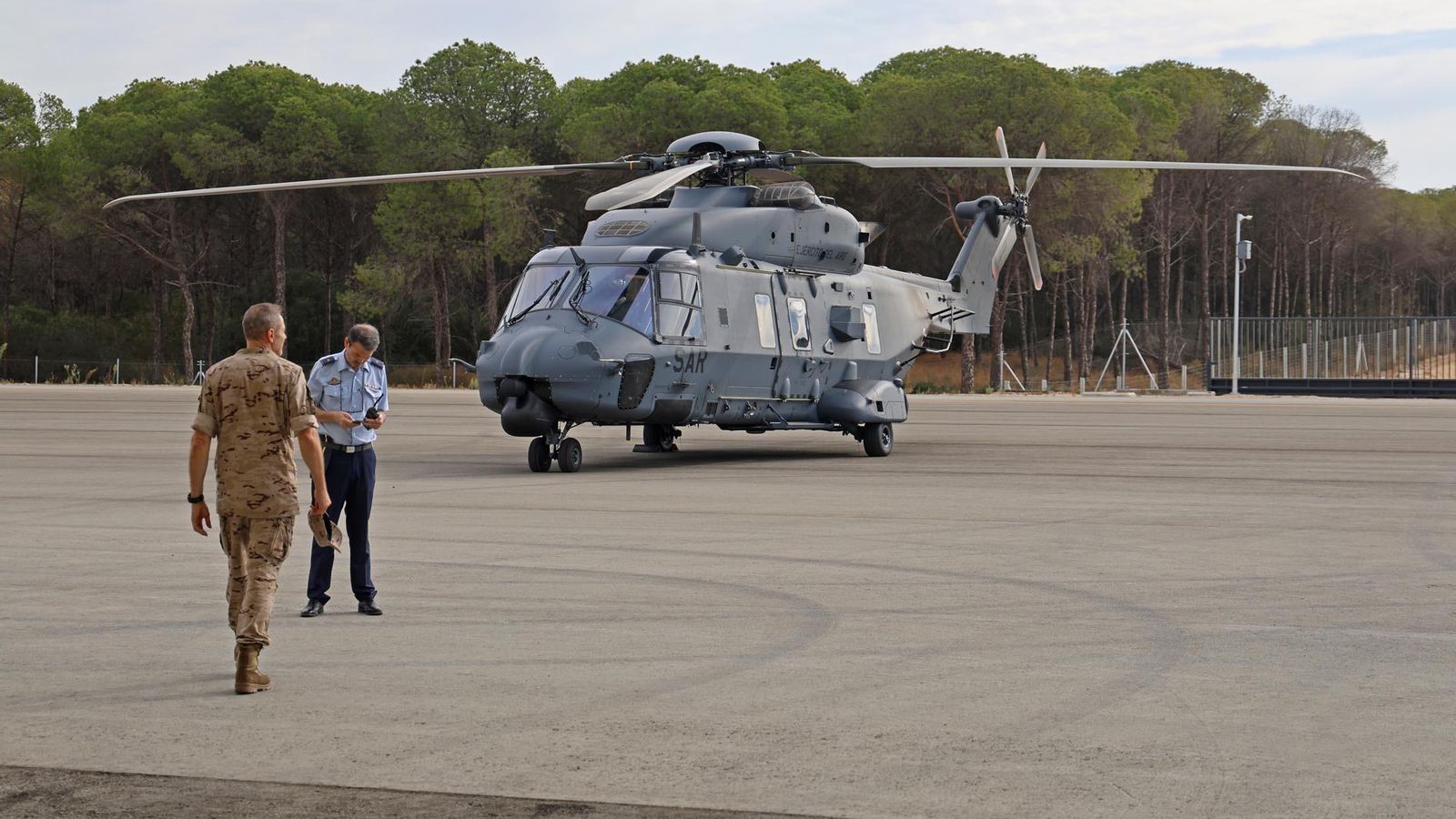 Un helicóptero en la pista de aterrizaje del CEUS.