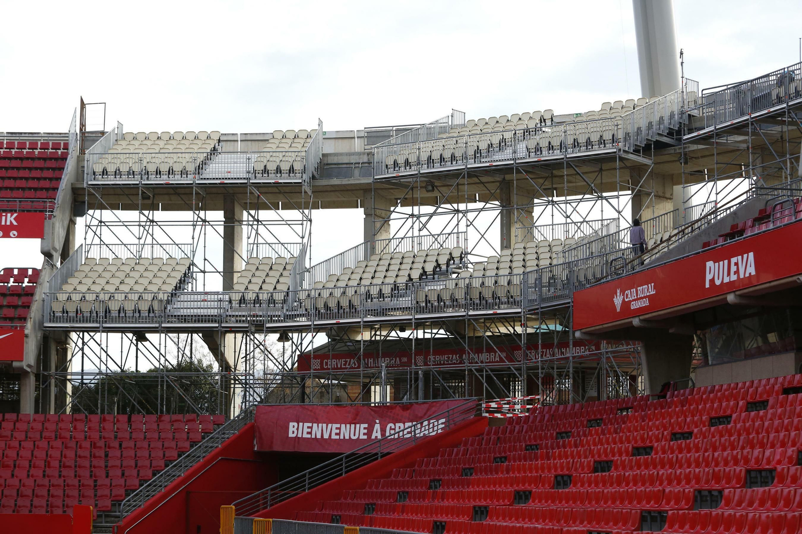 Dos de las gradas supletorias ya están prácticamente instaladas.