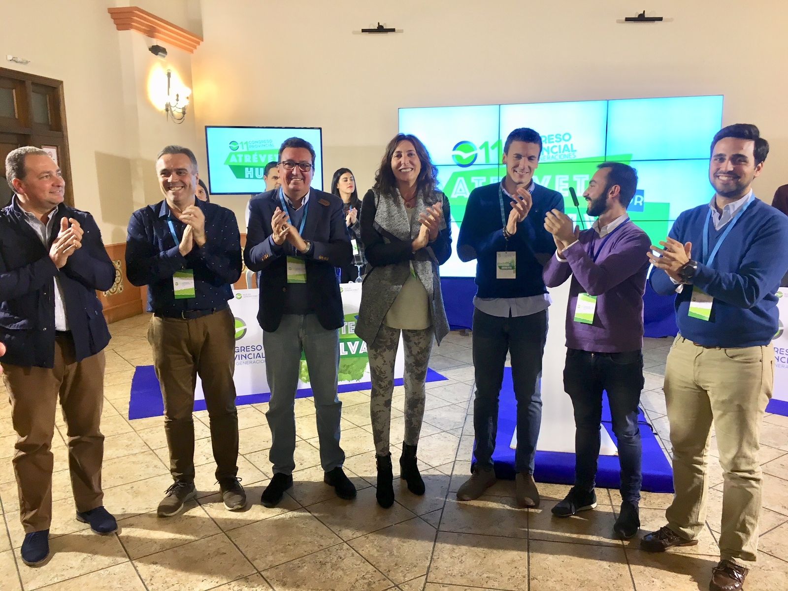 Foto de familia entre representantes del PP y de las Nuevas Generaciones del partido en La Palma del Condado.