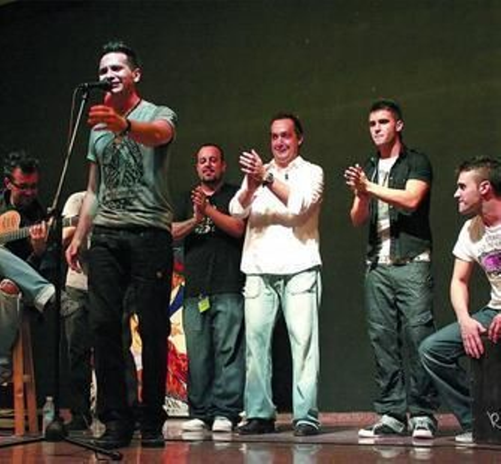 David DeMaría canta al compás de las palmas de los internos de Botafuegos.