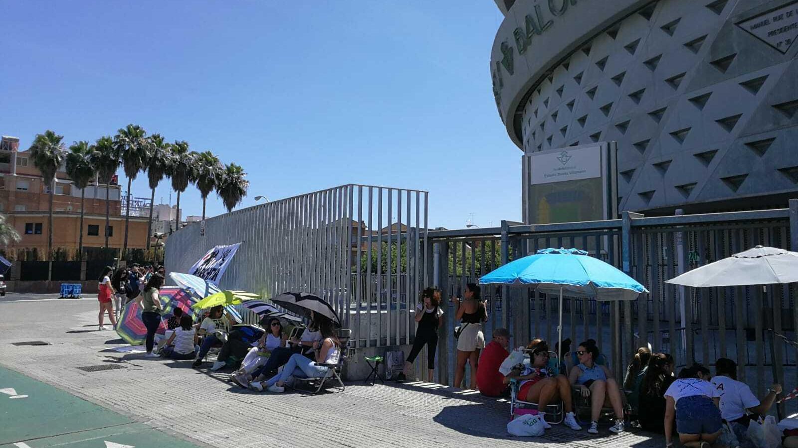 Decenas de fans de Manuel Carrasco hacen cola junto al Benito Villamarín.