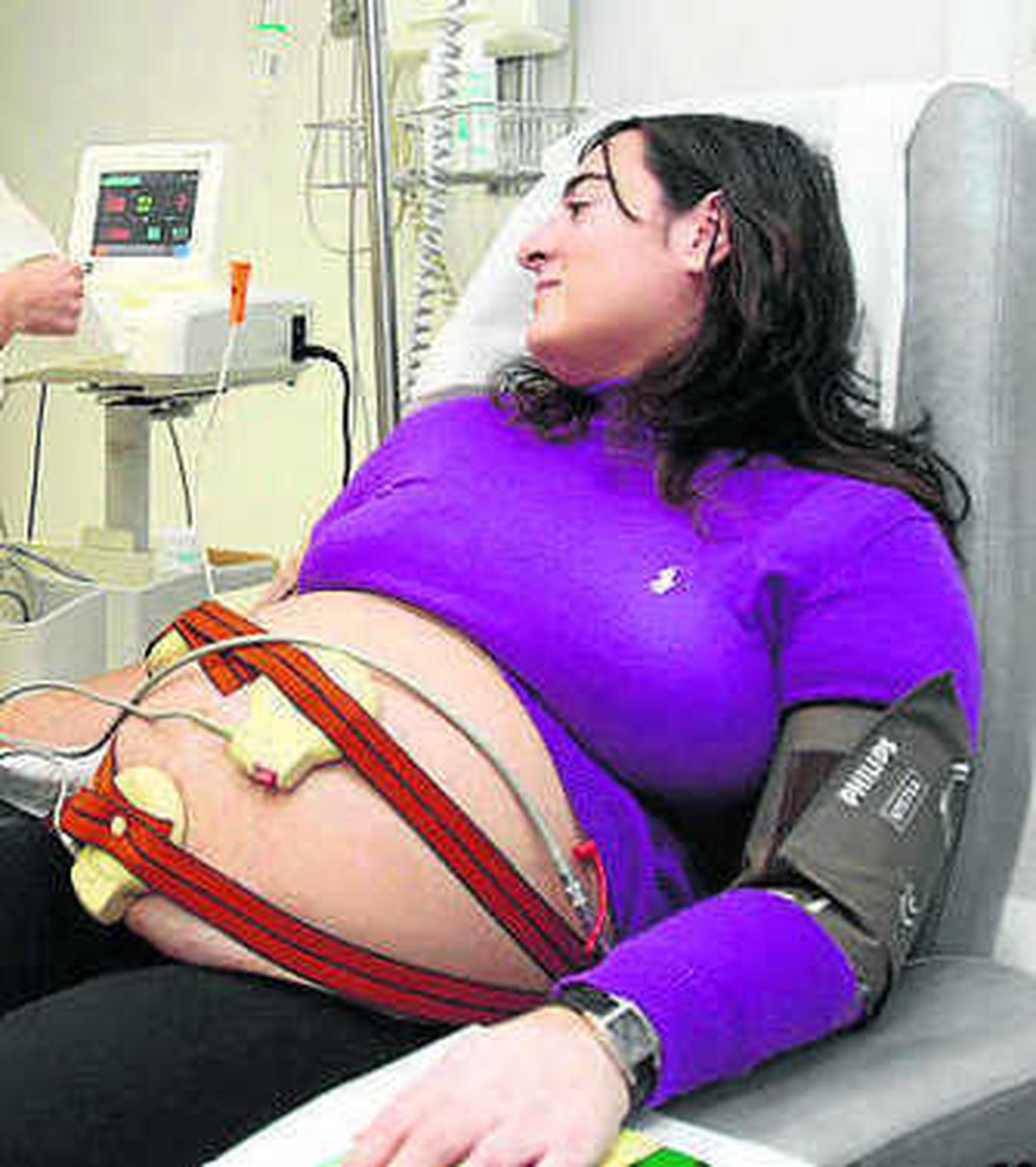 Embarazada recibiendo asistencia.