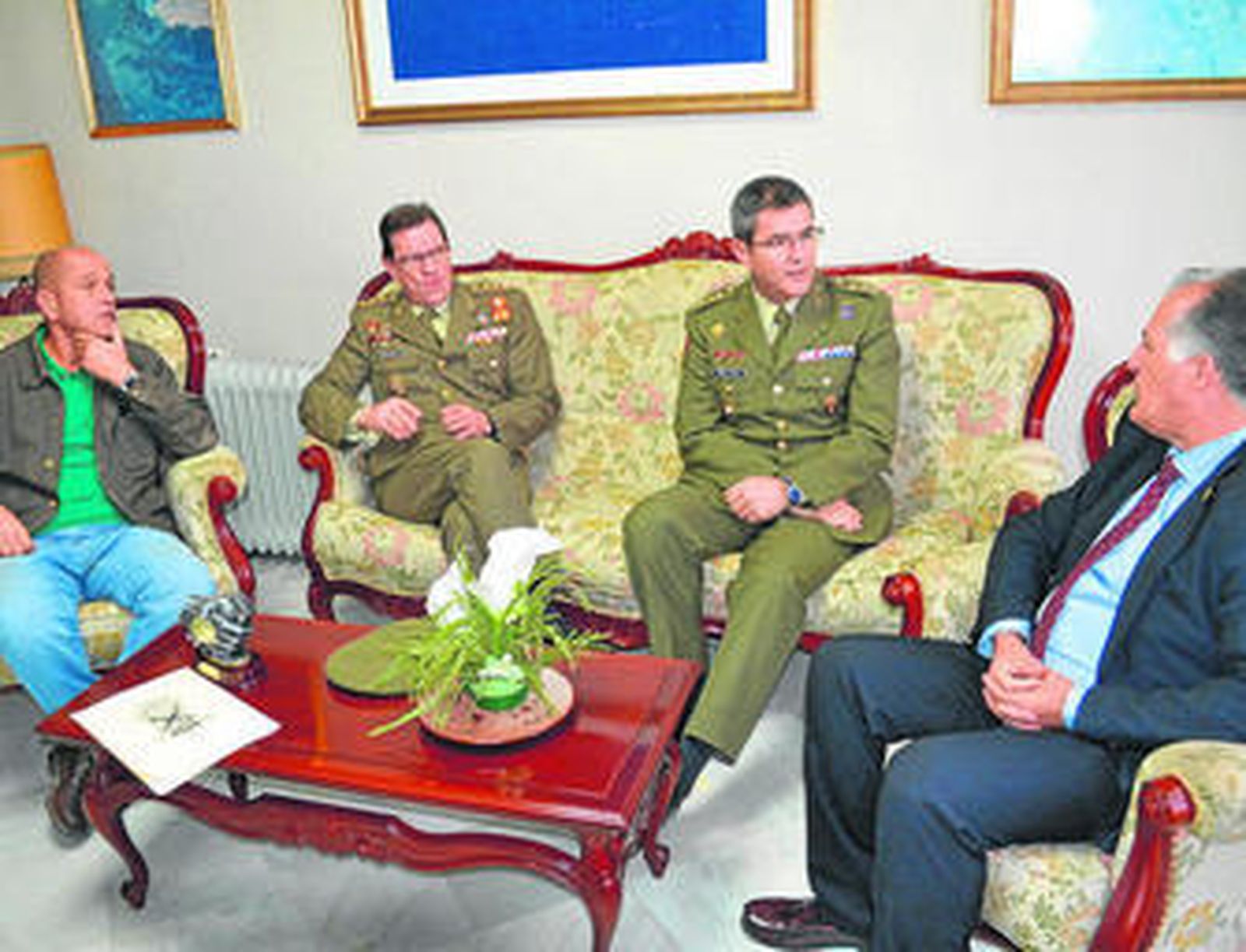 Un momento de la visita protocolaria de Gonzalo López-Pozas y Fernando Caballero en Tarifa, ayer.