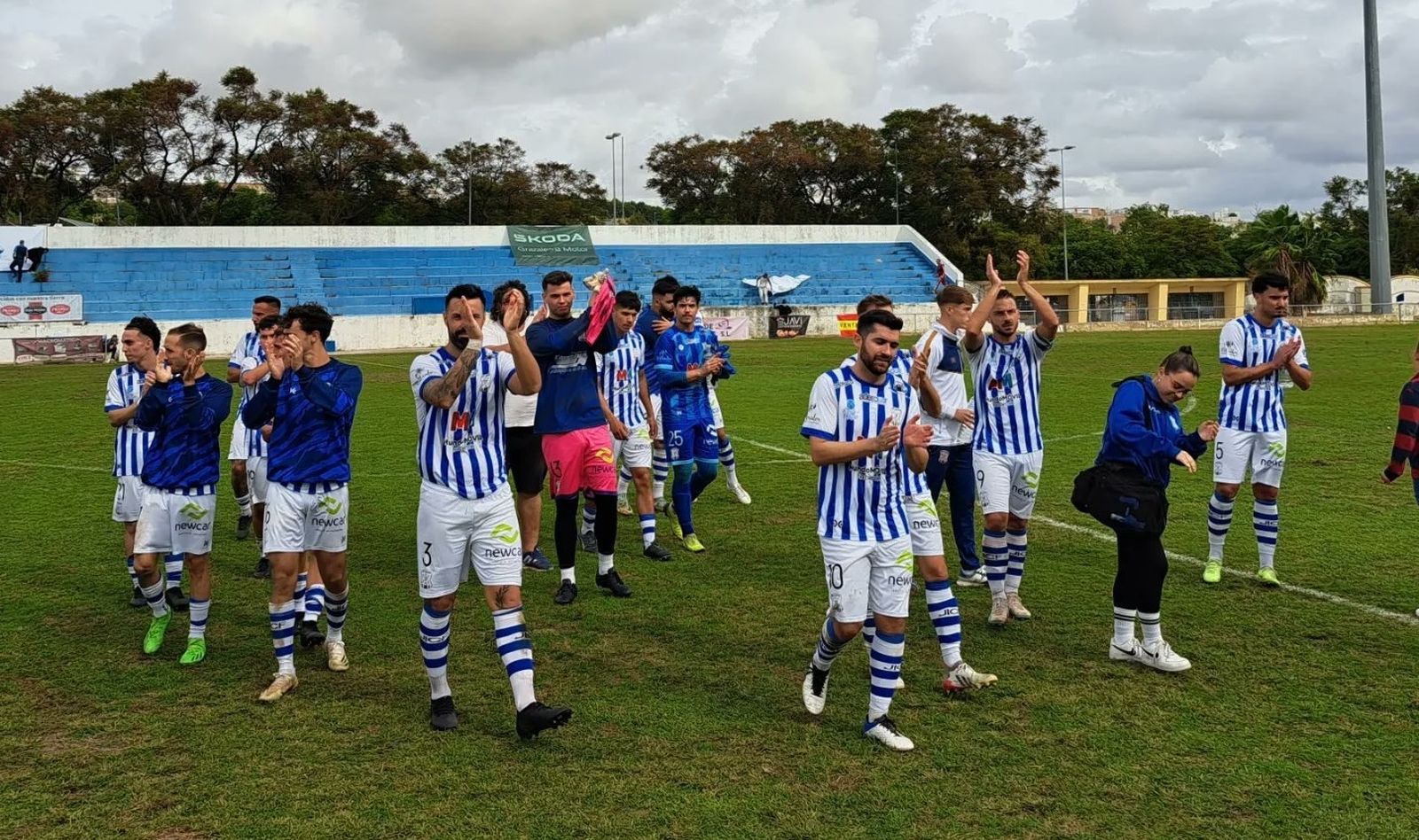Los jugadores del Industrial aplauden a su afición tras ganar uno de sus encuentros en el Pedro Garrido.