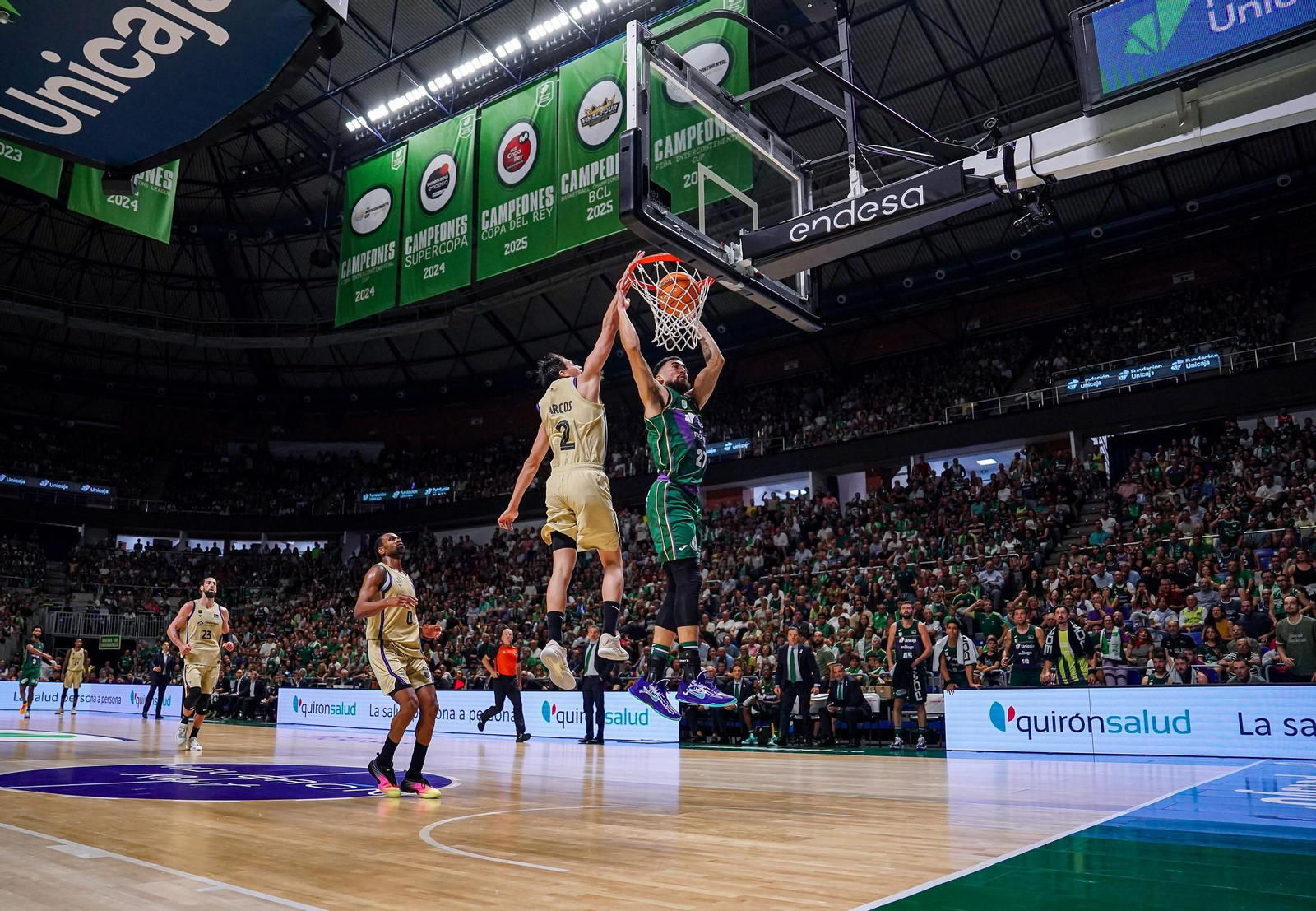 Chris Duarte machaca ante el Barcelona en su única canasta.