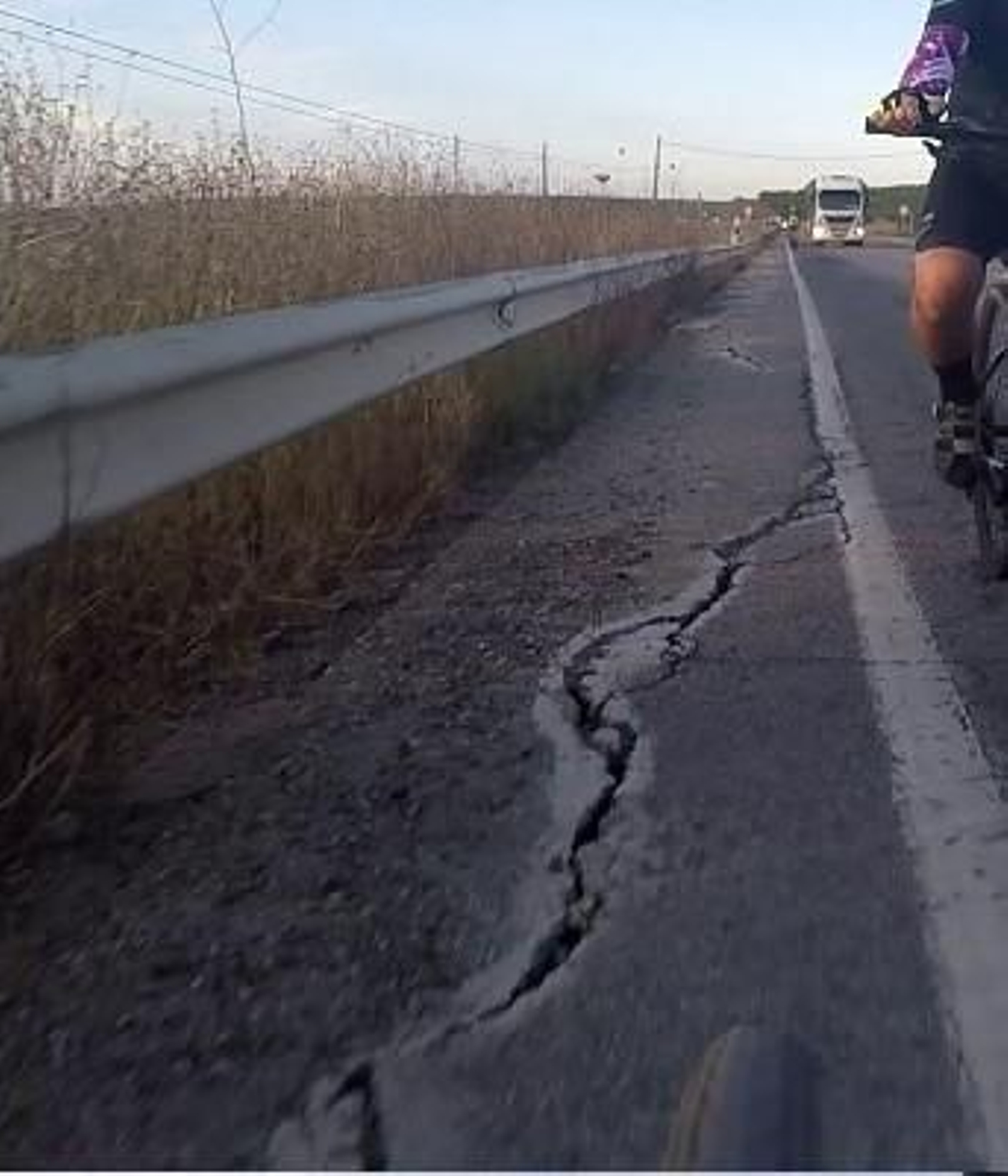 Las grietas y socavones de la carretera autonómica A-8006 de Sevilla a La Algaba y Villaverde