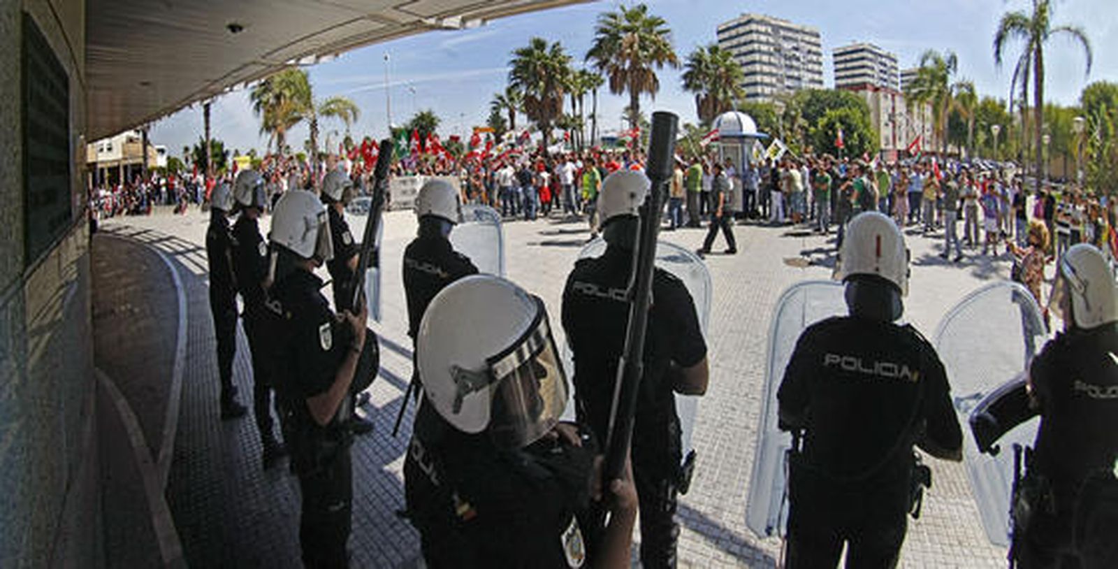 Los piquetes tomaron el centro de la capital desde primera hora de la mañana para impedir la apertura de comercios y empresas. /Julio González