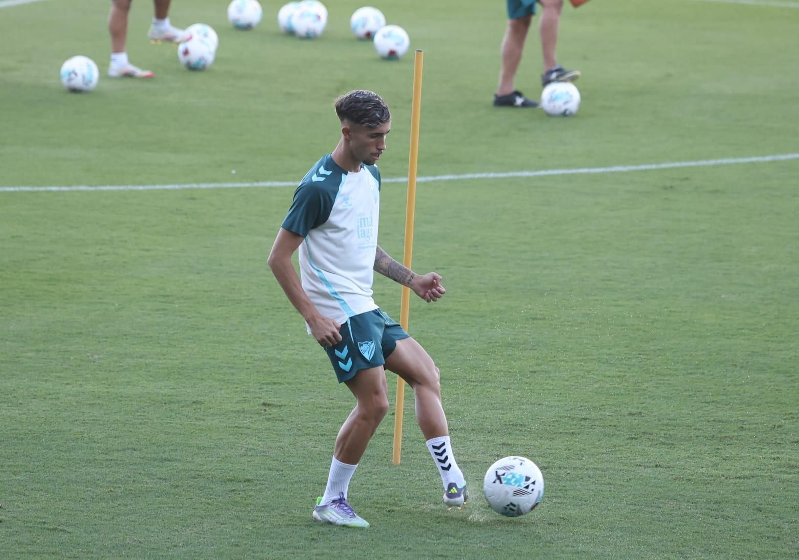 El Málaga CF resguarda a Izan Merino, tocado en su tobillo izquierdo