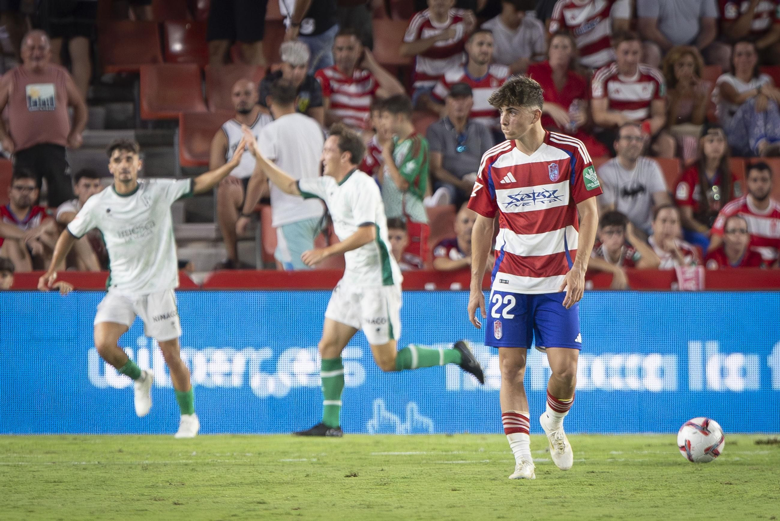 Pablo Sáenz cabizbajo tras el tercer gol del Huesca.