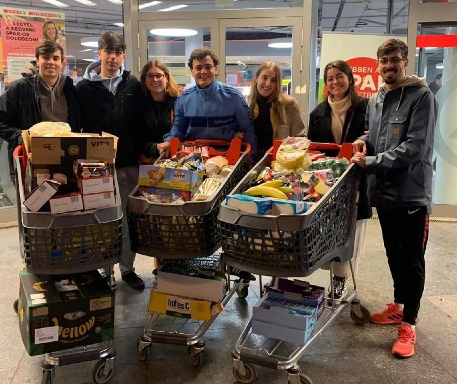 Jorge (segundo por la izquierda) y Mikel (centro) junto con otros estudiantes Erasmus con alimentos para los refugiados.