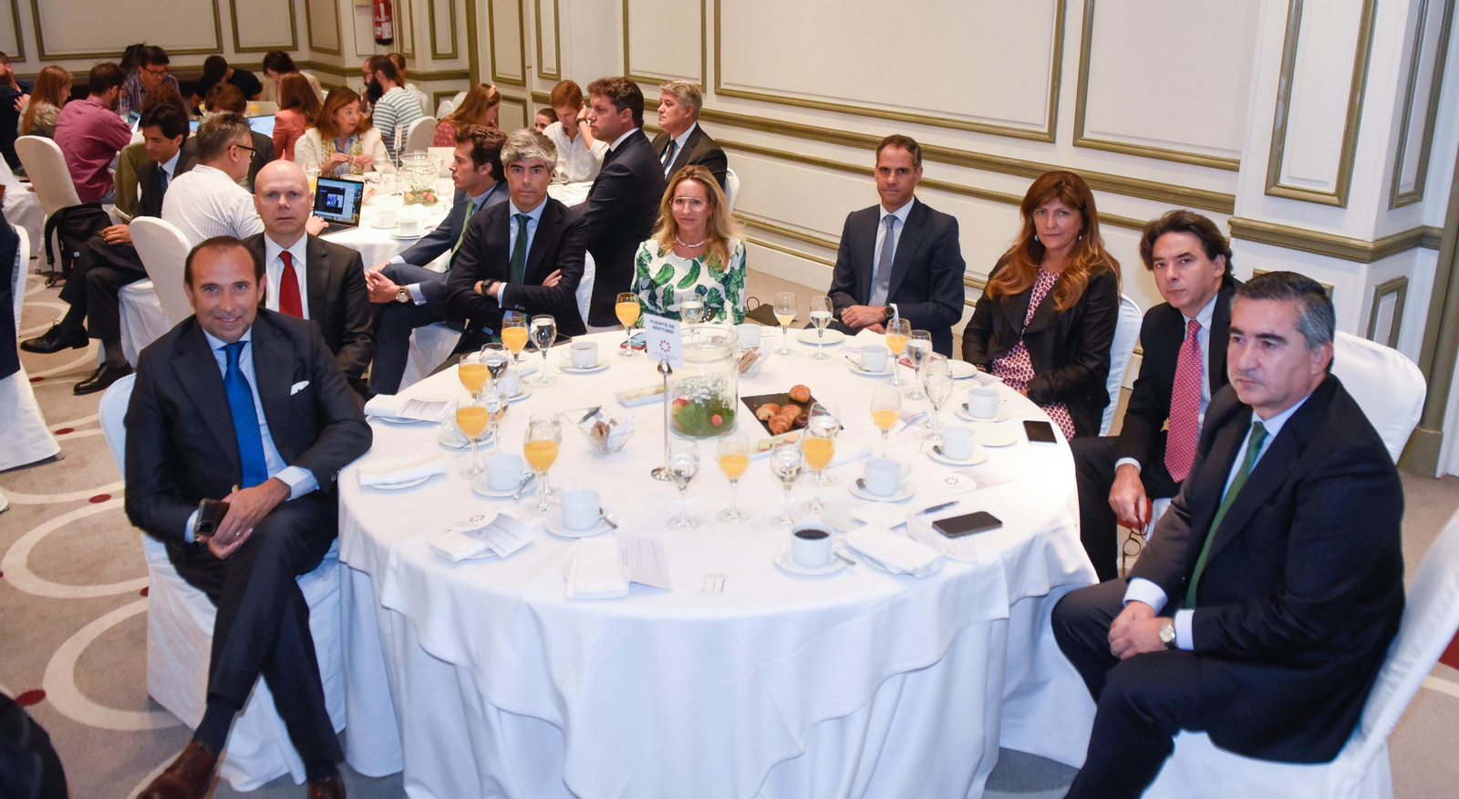 Los invitados al Foro Joly con Juanma Moreno en Madrid, en imágenes