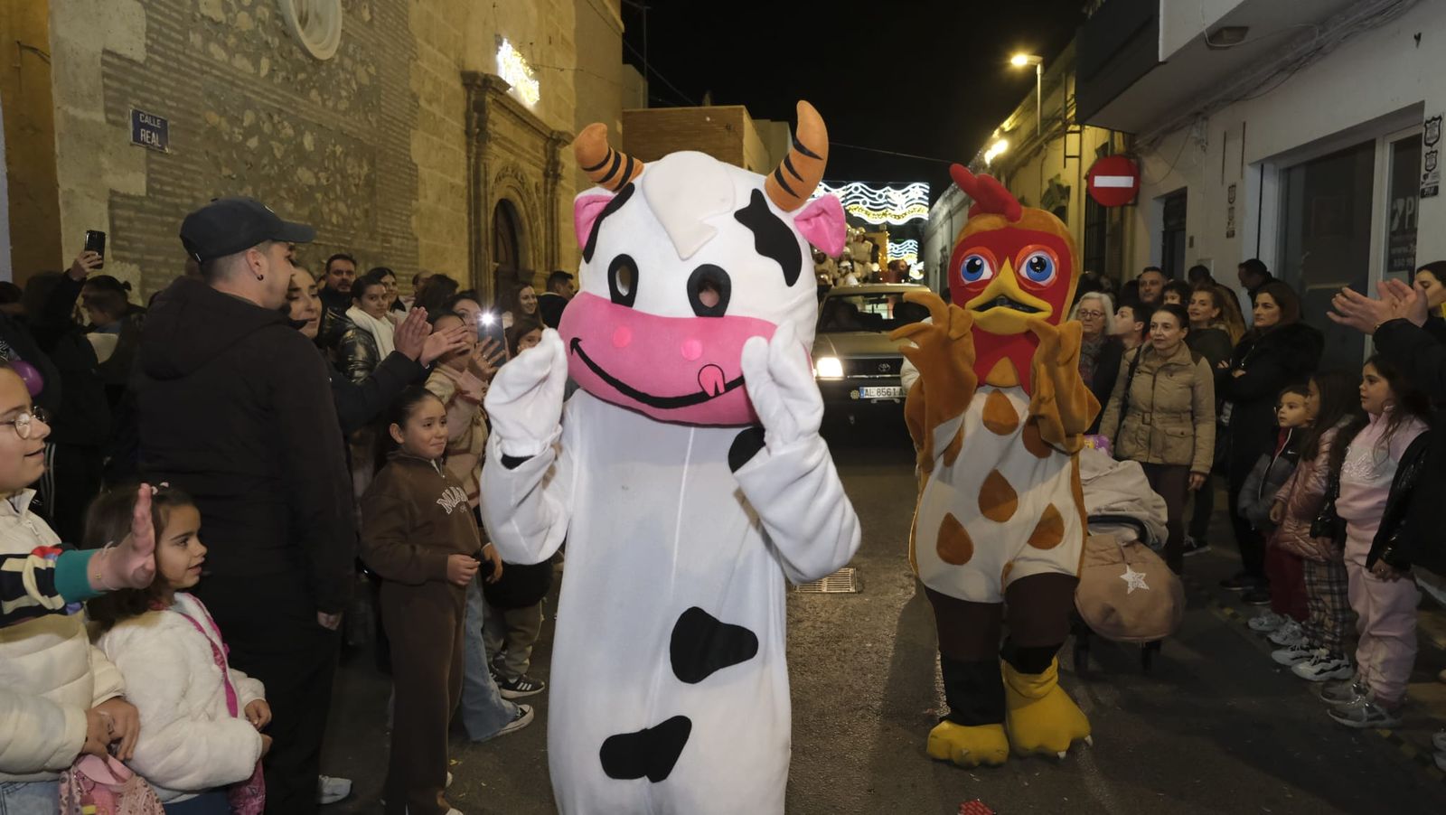 Imágenes de la cabalgata de Huércal de Almería: miles de personas reciben a los Reyes Magos