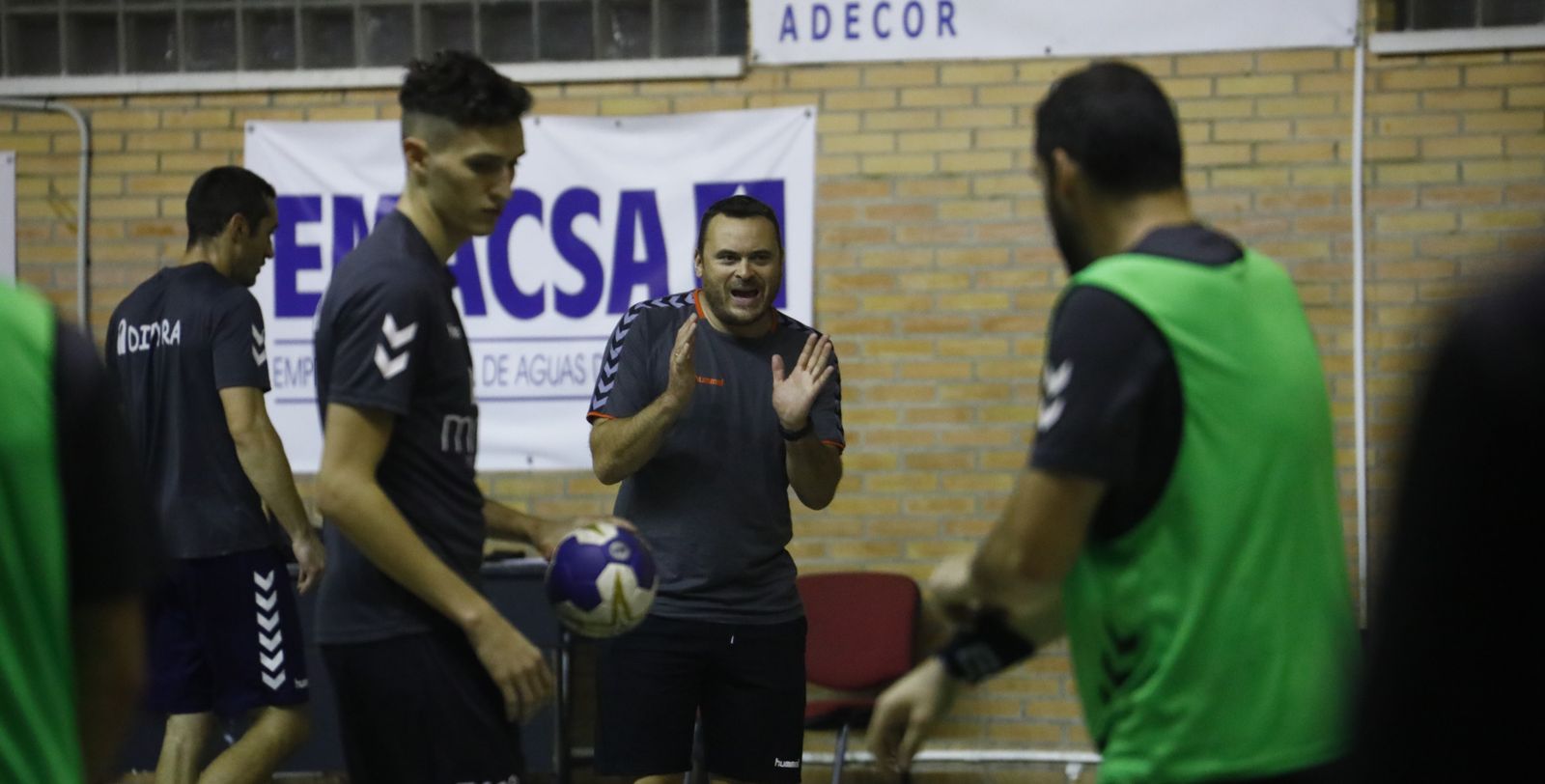 Jesús Escribano da órdenes durante un entrenamiento.